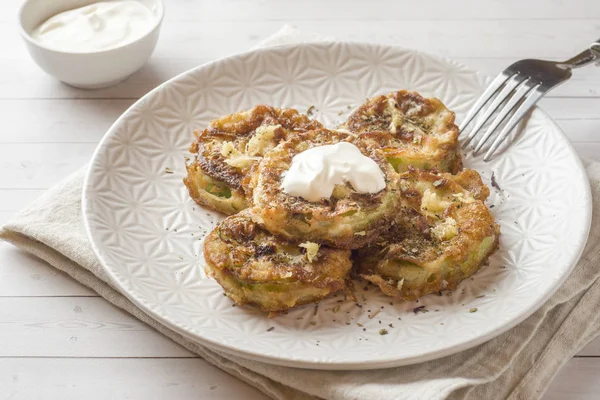 Gebakken Courgette Plakjes Beslag Met Knoflook Een Plaat — Stockfoto