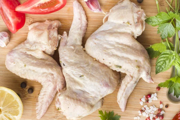 Sayap Ayam Mentah Dalam Bumbu Marinasi Dengan Saus Lada Dan — Stok Foto