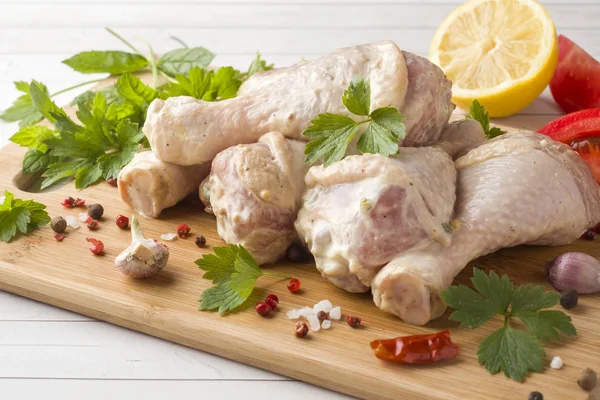 Raw Chicken Drumstick Marinade Sauce Pepper Greens Wooden Stand Selective — Stock Photo, Image