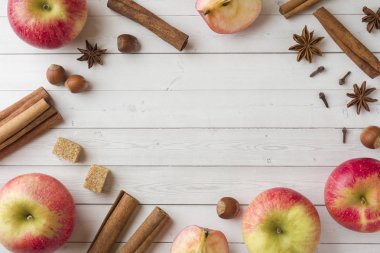 Taze kırmızı elma, baharatlı baharat tarçın, anason ve karanfil. Sonbahar konsepti.