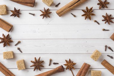 Baharatlı baharat tarçın, anason ve karanfil. Kulaklar, buğday, şeker ve fındık. Sonbahar konsepti.