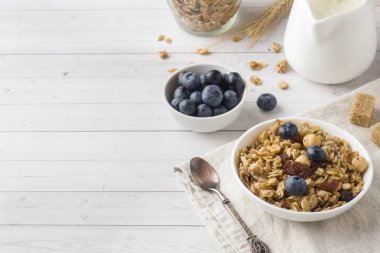 Yaban mersini ile yulaf gevreği, granül ve fındık müsli. Sağlıklı gıda, kahvaltı kavramı