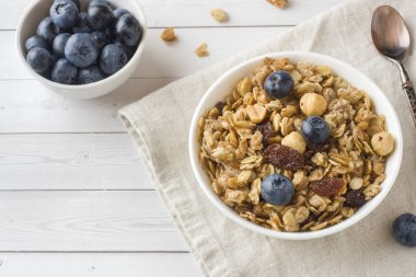 Yaban mersini ile yulaf gevreği, granül ve fındık müsli. Sağlıklı gıda, kahvaltı kavramı