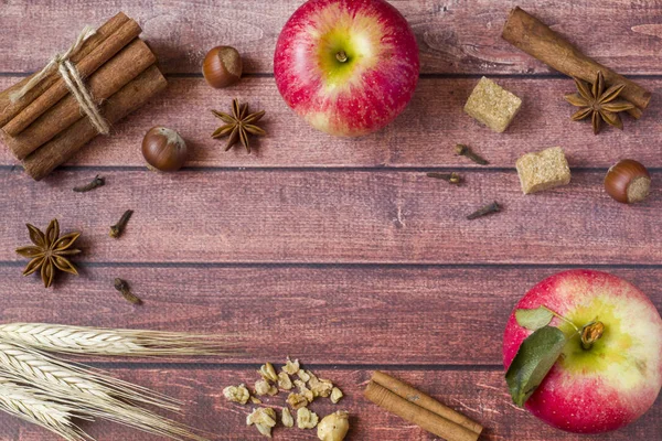 Taze kırmızı elma, baharatlı baharat tarçın, anason ve karanfil. Sonbahar konsepti.