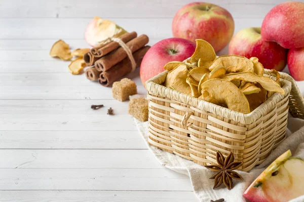 Äpfel Sind Frisch Und Trocken Mit Gewürzen Zimtstangen Sternanis Und — Stockfoto