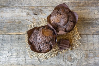 Ahşap arka plan kopya alanı üzerinde çikolatalı muffin