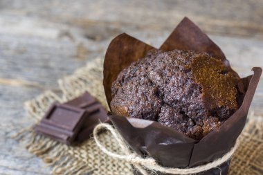 Ahşap arka plan kopya alanı üzerinde çikolatalı muffin