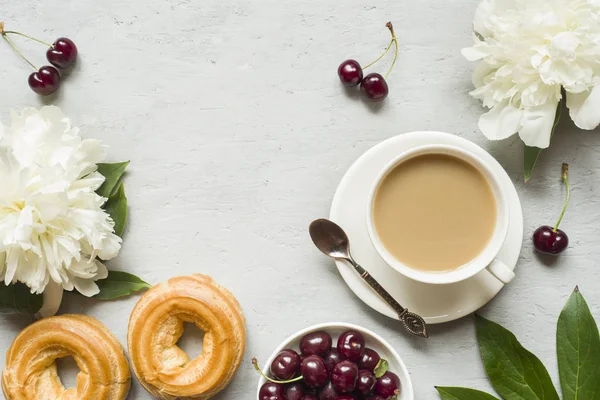 Marco Crema Pasteles Cereza Flores Peonía Taza Copiar Espacio — Foto de Stock