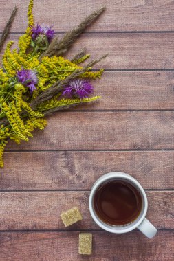 Fincan kahve ve sıcak bir sonbahar kompozisyon, sonbahar kavramı. Düz düzen, üstten görünüm.