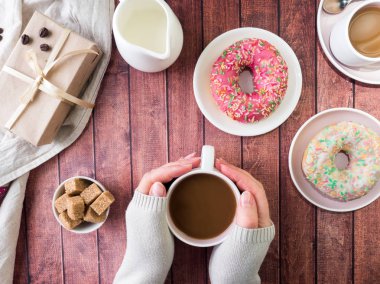 Çörek ve kahve ahşap masa üzerinde. Kopya alanı ile Üstten Görünüm.
