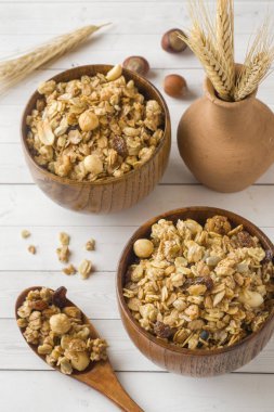 Kahvaltı yulaf gevreği, granül ve Kuruyemiş kuru. Müsli bir derin ahşap plaka