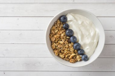 Yaban mersini ile yulaf gevreği, granül ve fındık müsli. Sağlıklı gıda, kahvaltı kavramı