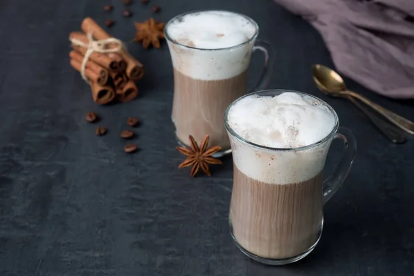 Café Con Rica Espuma Leche Vaso Precipitados Sobre Fondo Oscuro —  Fotos de Stock