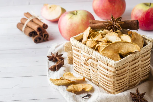 Äpfel Sind Frisch Und Trocken Mit Gewürzen Zimtstangen Sternanis Und — Stockfoto