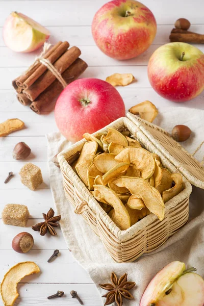Äpfel Sind Frisch Und Trocken Mit Gewürzen Zimtstangen Sternanis Und — Stockfoto