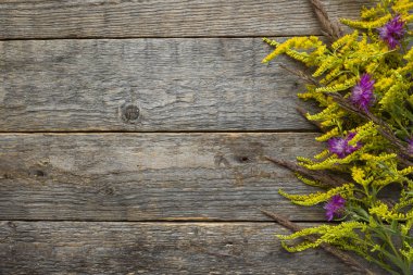 Sonbahar çiçek ahşap rustik arka plan üzerinde. Kopya alanı.