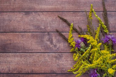 Rahat sonbahar kompozisyon, karanlık bir arka plan üzerinde çiçekler. Düz düzen, üstten görünüm.