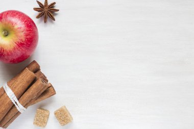 Apple, kahverengi şeker ve anason tarçın üzerinde hafif bir arka plan ile metin için yer kopyalayın