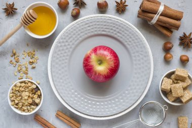 sağlıklı bir kahvaltı veya elmalı turta kavramı. Baharatlar ve bal