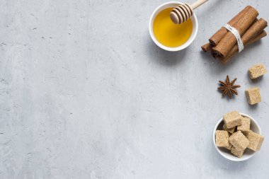 Bal, kahverengi şeker ve Yıldız anason tarçın ışık arka plan ile. Metin için yer kopyalayın