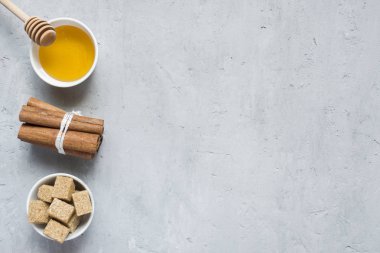 Bal, kahverengi şeker ve Yıldız anason tarçın ışık arka plan ile. Metin için yer kopyalayın