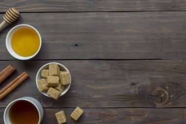 Malzemeler sonbahar mevsimlik, yemek pişirme. Bal ve kahve, kahverengi şeker ve baharat baharatlı tarçın ve anason. Koyu ahşap arka plan.