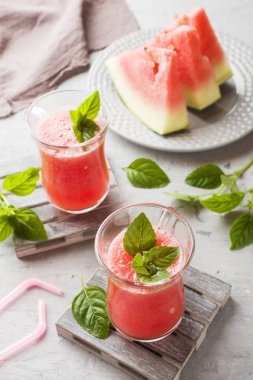 Buz ve nane ile taze karpuz güler yüzlü gözlükte bırakır