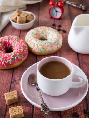 Çörek ve kahve ahşap masa üzerinde. Kopya alanı ile Üstten Görünüm.