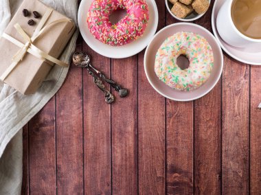 Çörek ve kahve ahşap masa üzerinde. Kopya alanı ile Üstten Görünüm.