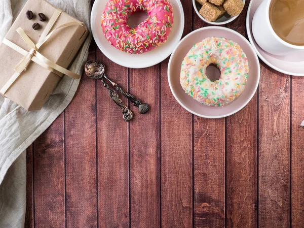 Donuts Café Sobre Mesa Madera Vista Superior Con Espacio Copia — Foto de Stock