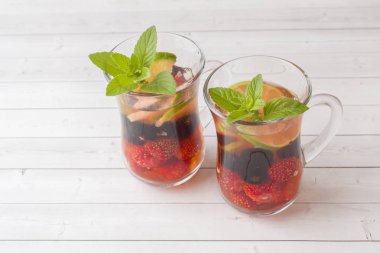 Siyah frenk üzümü, çilek, nane ve kireç kokteyl. Yaz içeceği soğutma