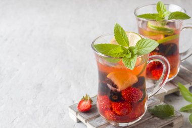 Siyah frenk üzümü, çilek, nane ve kireç kokteyl. Yaz içeceği soğutma