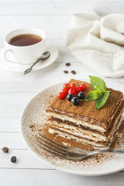 Delicioso Pastel Tiramisú Con Bayas Frescas Menta Plato Sobre Fondo — Foto de Stock