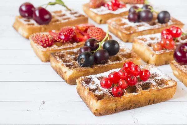 Gofres Caseros Con Bayas Verano Una Mesa Ligera Enfoque Selectivo — Foto de Stock