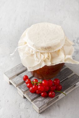 Yararlı frenk üzümü reçeli cam kavanozda. Taze kırmızı kuş üzümü