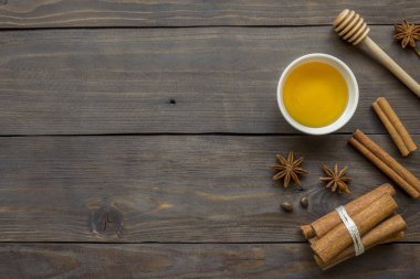 Malzemeler sonbahar mevsimlik, yemek pişirme. Bal ve kahve, baharatlı baharat tarçın ve anason. Koyu ahşap arka plan.