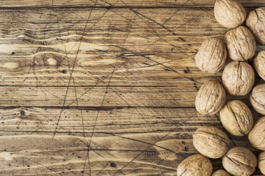 Ceviz karanlık vintage ahşap arka plan üzerinde. Ceviz sağlıklı gıda.