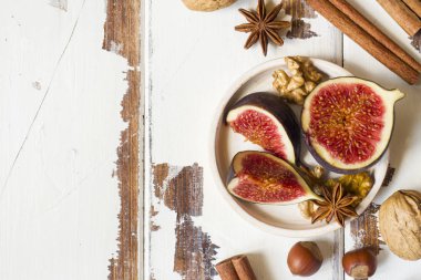 İncir ceviz tarçın anason eski ahşap arka plan bir plaka üzerinde