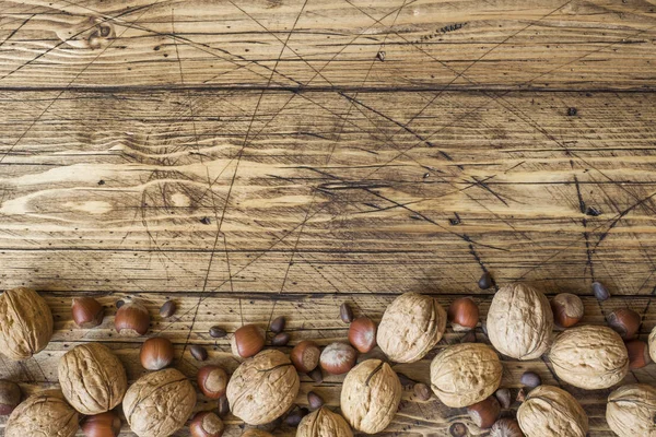 Ceviz, fındık ve sedir ahşap eski karanlık bir arka plan üzerinde. Sağlıklı ceviz beslenme.
