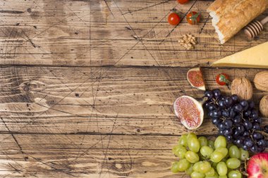 Peynir, şarap, baget üzüm incir bal ve rustik ahşap masa üstü kopya alanı ile snacks