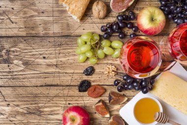 Peynir, şarap, baget üzüm incir bal ve rustik ahşap masa üstü kopya alanı ile snacks