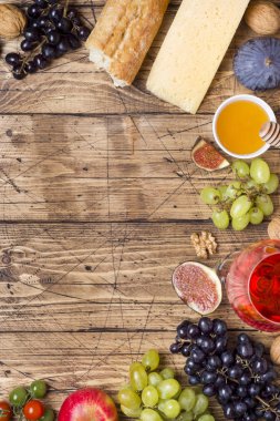 Peynir, şarap, baget üzüm incir bal ve rustik ahşap masa üstü kopya alanı ile snacks