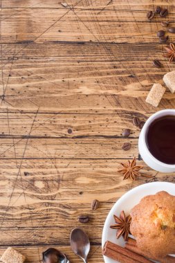 Kahvaltı kahve, hamur işleri, kahverengi şeker ve tarçın ile Anason ahşap arka plan üzerinde