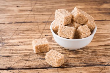 Bir plaka ahşap arka plan üzerinde kahverengi şeker kamışı