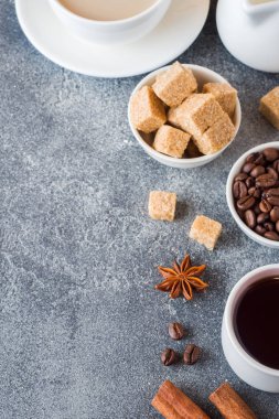 Bir fincan kahve, kahverengi şeker ve tarçın ile Anason beton zemin üzerine. Kopya alanı.