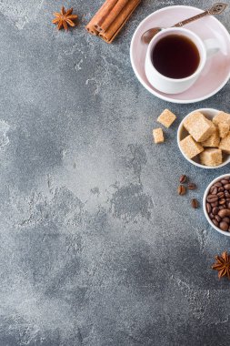 Bir fincan kahve, kahverengi şeker ve tarçın ile Anason beton zemin üzerine. Kopya alanı.
