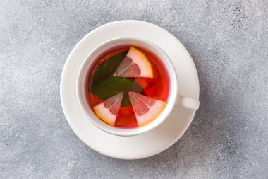 Fincan çay, nane ve limon ile kopya alanı gri tabloda.