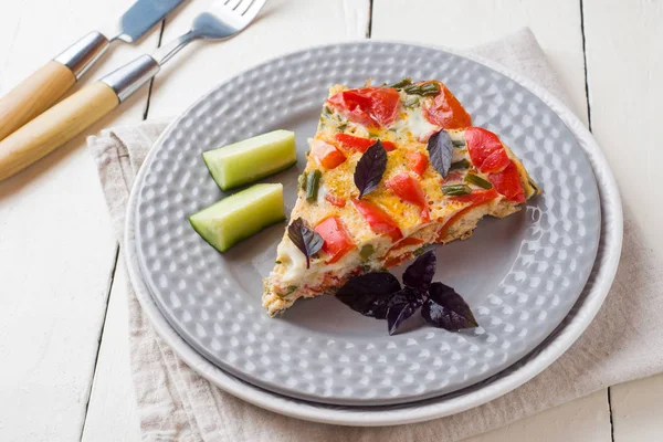 Omelet Che Serve Con Verdure Piatto Tavolo Legno Bianco — Foto Stock