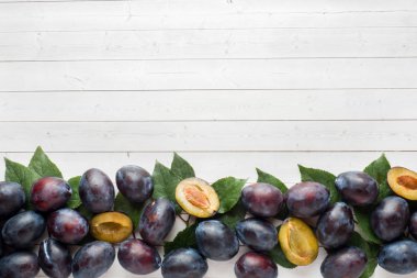 Masa lambası yapraklarda ile taze erik meyve