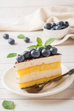 Bir sufle sır ve taze yaban mersini ile pasta